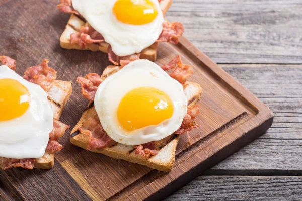 Toast se slaninou a sázenými vejci — Stock fotografie