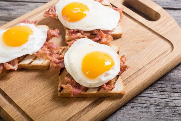 Toast se slaninou a sázenými vejci — Stock fotografie