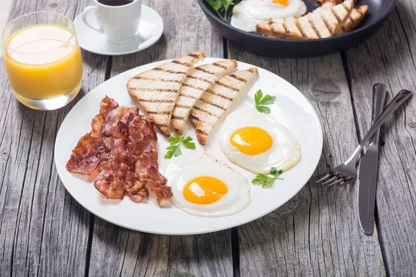 Завтрак с яичным беконом и тостами — стоковое фото