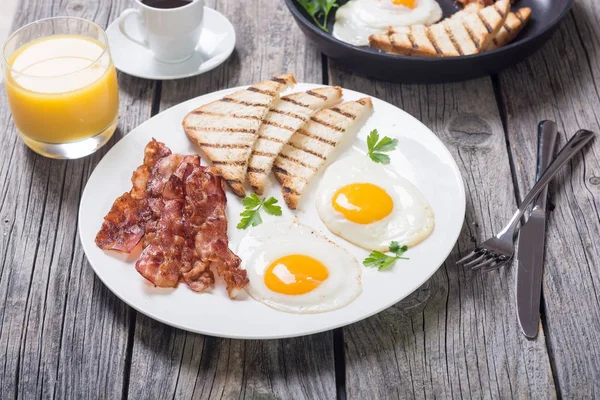 Frukost med ägg bacon och rostat bröd — Stockfoto