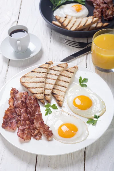Завтрак с яичным беконом и тостами — стоковое фото