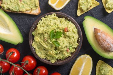 Guacamole malzemelerle 