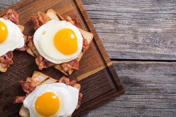Torrada com bacon e ovos fritos — Fotografia de Stock