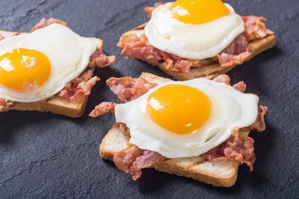 Toast se slaninou a sázenými vejci — Stock fotografie