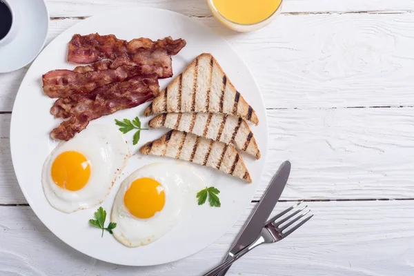 Frukost med ägg bacon och rostat bröd — Stockfoto