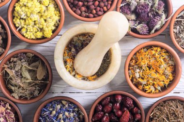 ahşap zemin üzerinde otlar