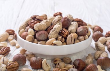 Plaka içinde fındık karışımı