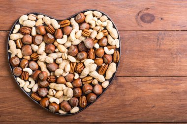 Plaka içinde fındık karışımı