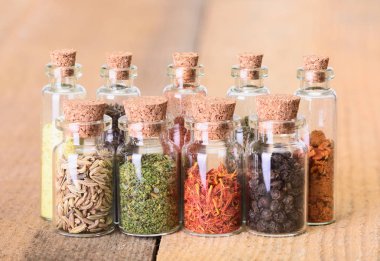 Hint baharat şişelerde 