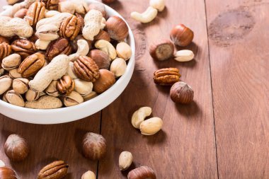 Plaka içinde fındık karışımı