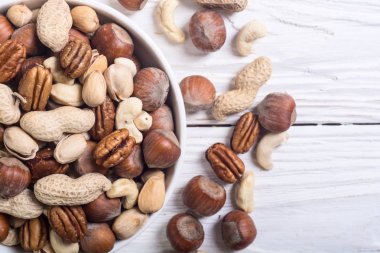 Plaka içinde fındık karışımı