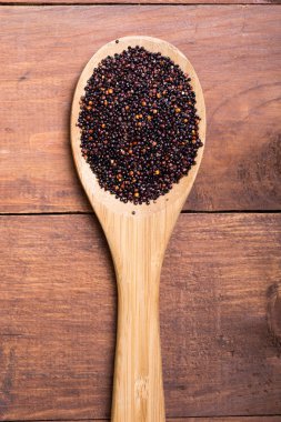 Kaşık siyah quinoa 