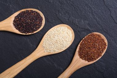 Siyah, beyaz ve kırmızı quinoa kaşık 