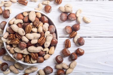 Plaka içinde fındık karışımı