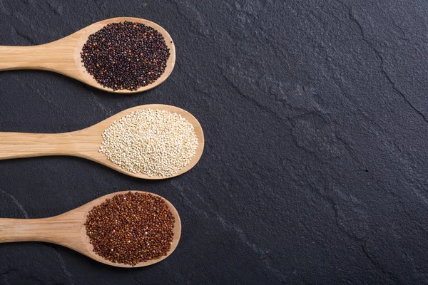 Quinoa preta, branca e vermelha na colher — Fotografia de Stock