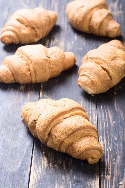 Französisches traditionelles Frühstückscroissant — Stockfoto