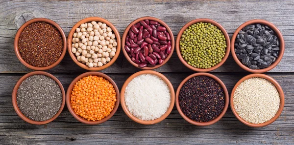 Cereales y frijoles en tazón —  Fotos de Stock