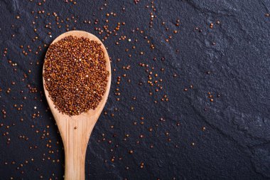 Kaşık kırmızı quinoa 