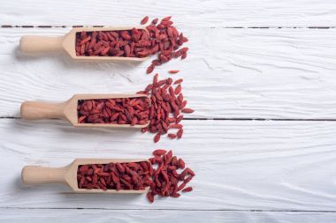 Goji bessen in witte kom