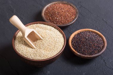 Siyah, beyaz ve kırmızı quinoa içinde yuvarlak kase 