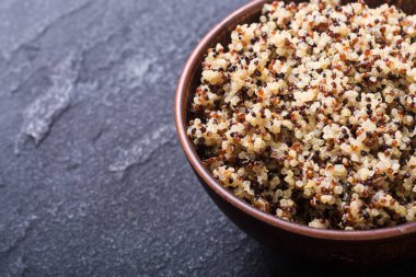 Sağlıklı renkli pişmiş quinoa