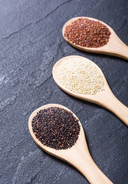 Quinoa preta, branca e vermelha na colher — Fotografia de Stock