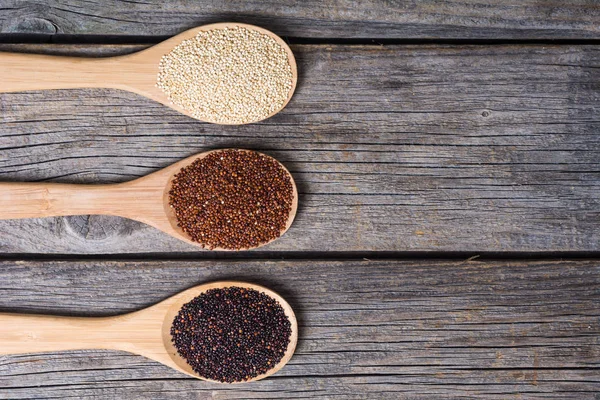 Quinoa preta, branca e vermelha na colher — Fotografia de Stock