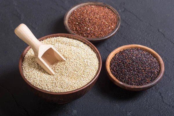 Preto, branco e vermelho quinoa na tigela — Fotografia de Stock