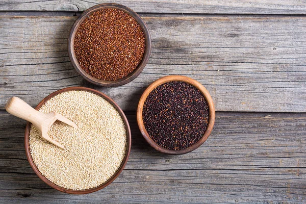 Preto, branco e vermelho quinoa na tigela — Fotografia de Stock