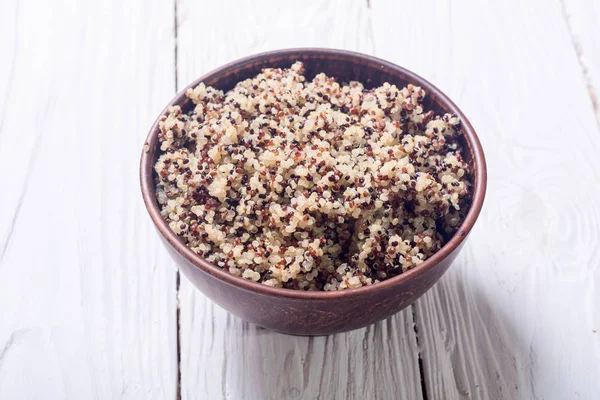 Gezonde kleurrijke gekookte quinoa — Stockfoto
