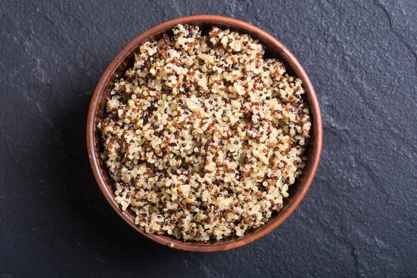 Gezonde kleurrijke gekookte quinoa — Stockfoto