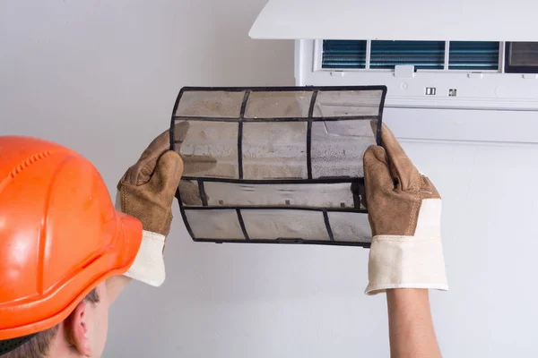 Removing dirty air conditioner — Stock Photo, Image