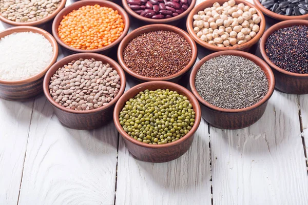 Cereales y frijoles en tazón —  Fotos de Stock