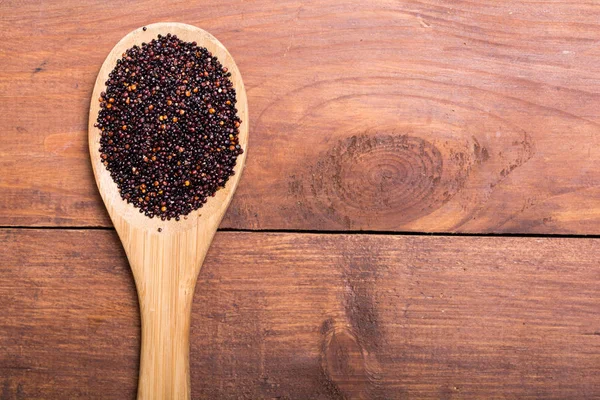 Zwarte quinoa in lepel — Stockfoto