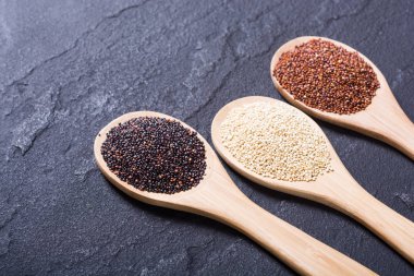 Siyah, beyaz ve kırmızı quinoa kaşık 