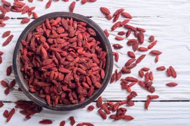 Kırmızı goji meyveleri kase 