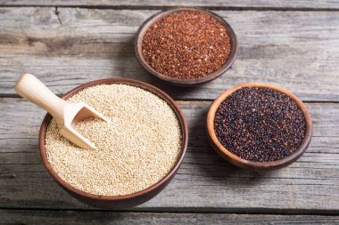 Siyah, beyaz ve kırmızı quinoa