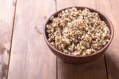 Sağlıklı renkli pişmiş quinoa