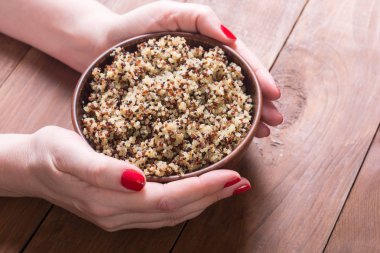 Sağlıklı pişmiş quinoa