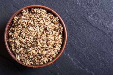 Sağlıklı renkli pişmiş quinoa
