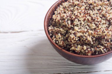 Sağlıklı renkli pişmiş quinoa