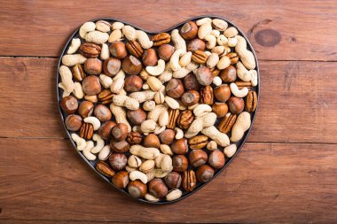 Plaka içinde fındık karışımı