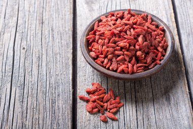 Kırmızı goji meyveleri kase 