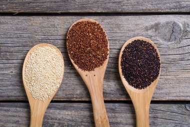 Siyah, beyaz ve kırmızı quinoa kaşık 