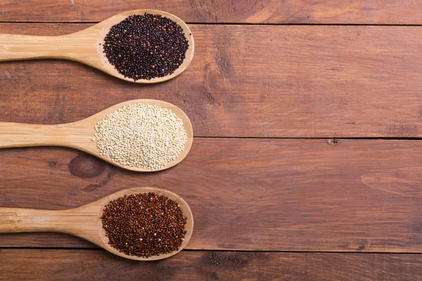 Zwarte, witte en rode quinoa in lepel — Stockfoto