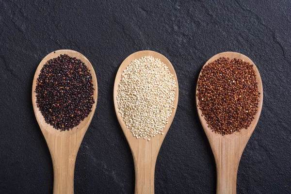 Zwarte, witte en rode quinoa in lepel — Stockfoto