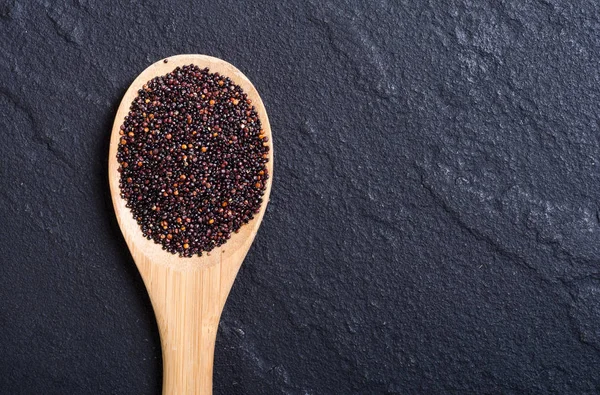 Zwarte quinoa in lepel — Stockfoto