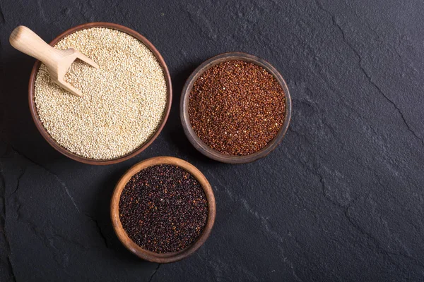 Preto, branco e vermelho quinoa na tigela — Fotografia de Stock