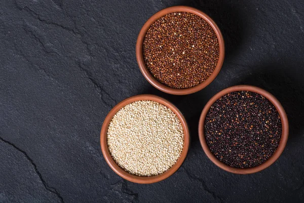 Zwarte, witte en rode quinoa in lepel — Stockfoto
