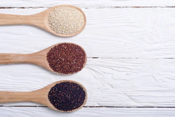 Zwarte, witte en rode quinoa in lepel — Stockfoto